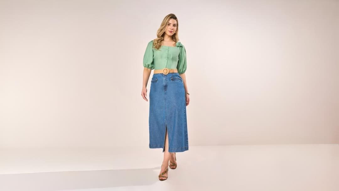 mulher elegante com camisa e saia jens