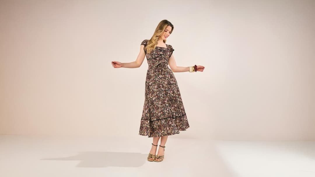 modelo elegante posando com vestido midi