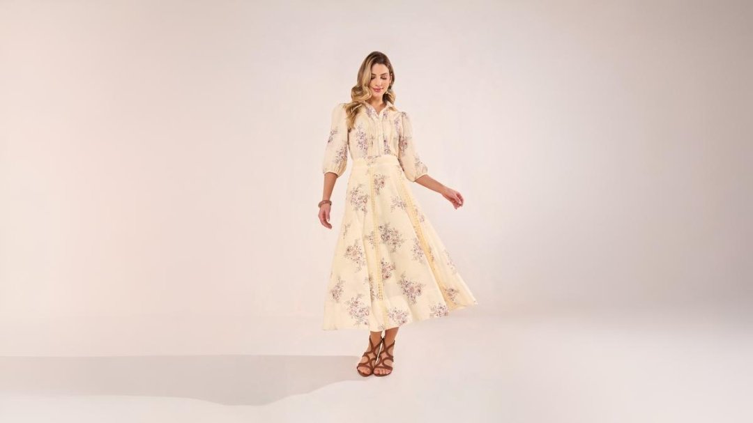 mulher loira elegante usando vestido para culto