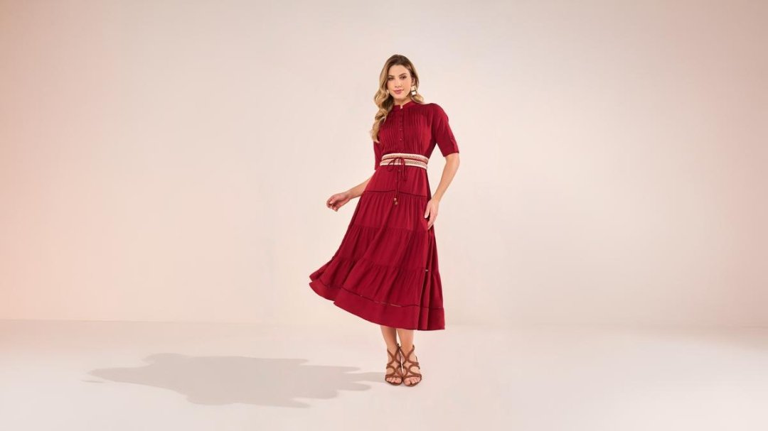 mulher modesta com vestido elegante