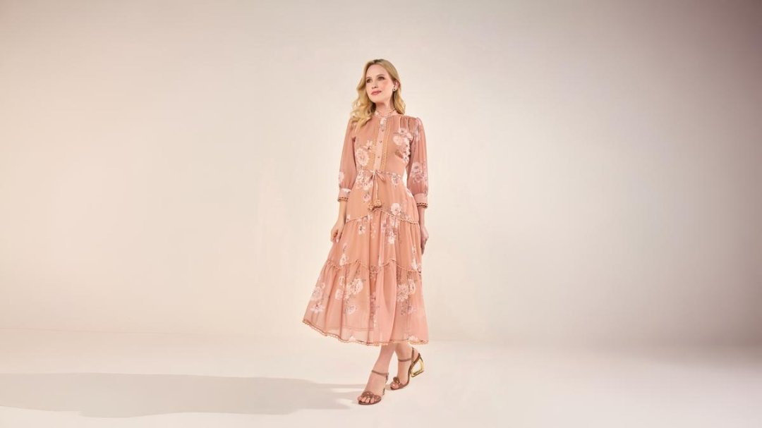 mulher elegante com vestido para culto