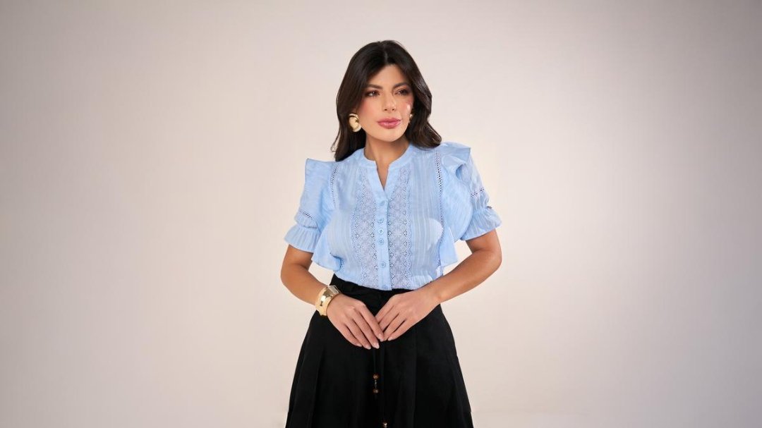 modelo elegante usando blusa feminina