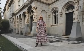 modelo em frente a um prédio histórico