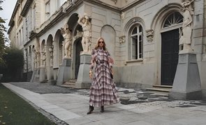 modelo em frente a um prédio histórico