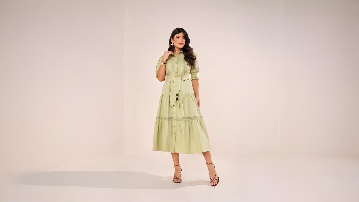 modelo usando vestido elegante verde