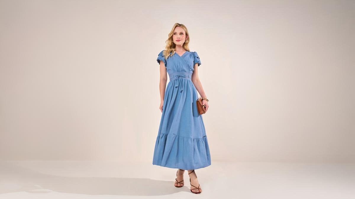 modelo elegante usando vestido azul