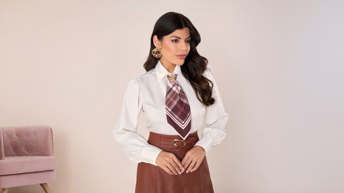 modelo usando saia marrom e camisa manga longa cor branca