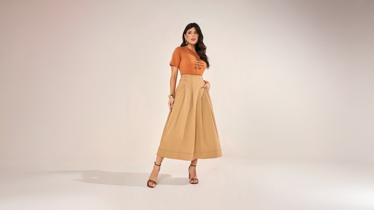modelo com saia e camisa manga curta