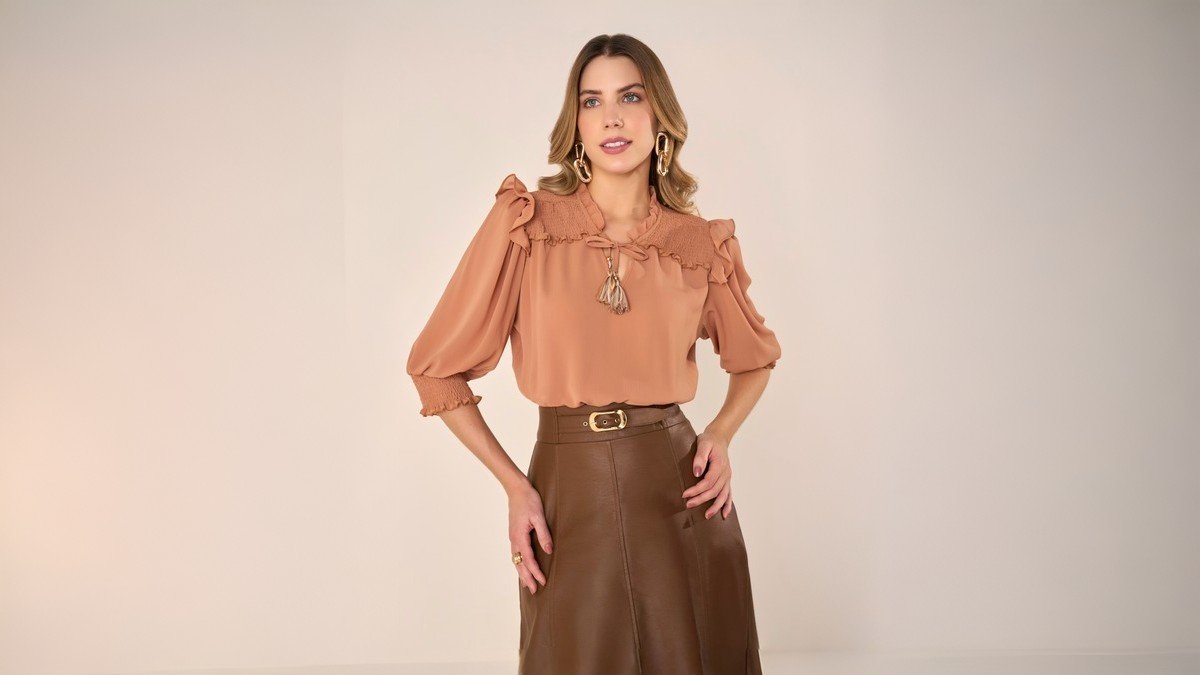 modelo com look elegante cor marrom