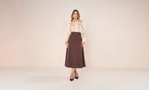 modelo usando saia marrom e blusa