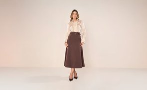 modelo usando saia marrom e blusa