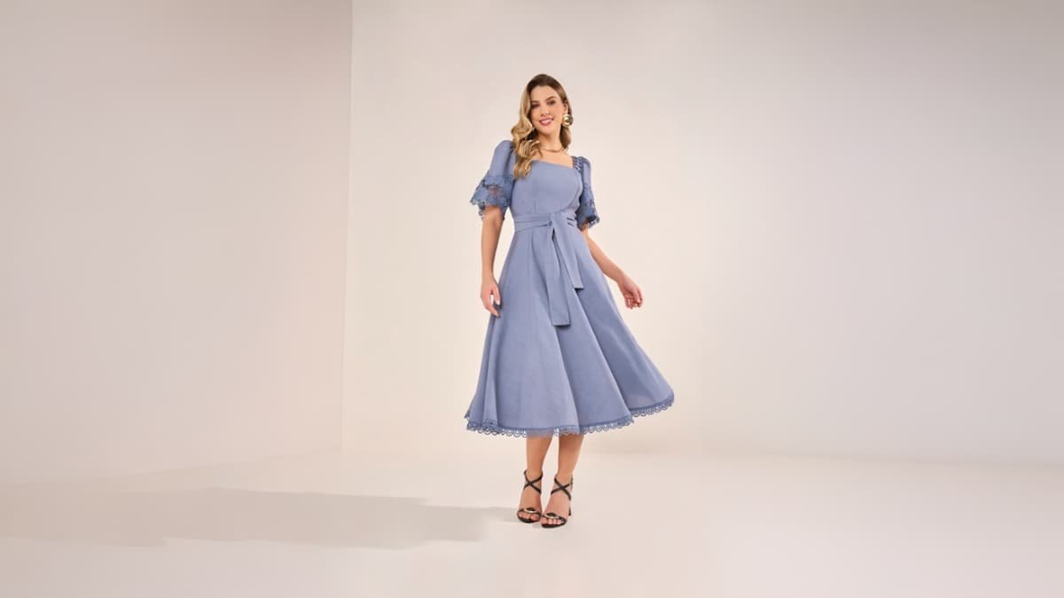 modelo com vestido midi azul