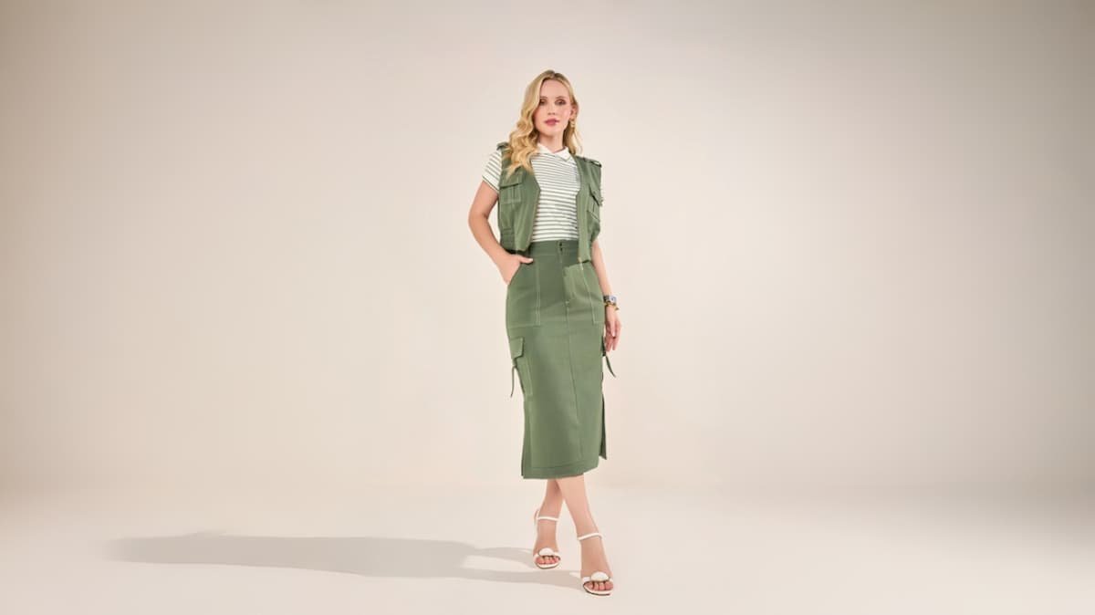 modelo elegante com saia e colete verde