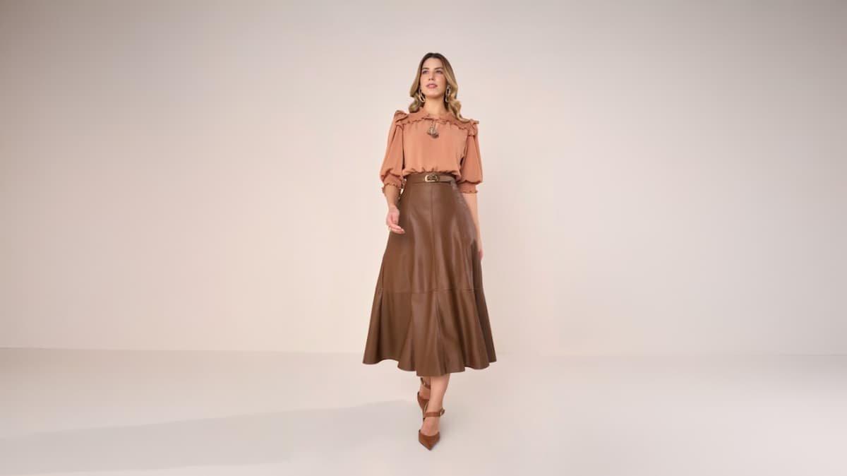 modelo elegante com look monocromático