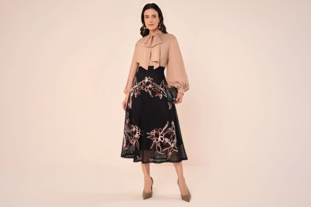 modelo usando saia midi e blusa longa