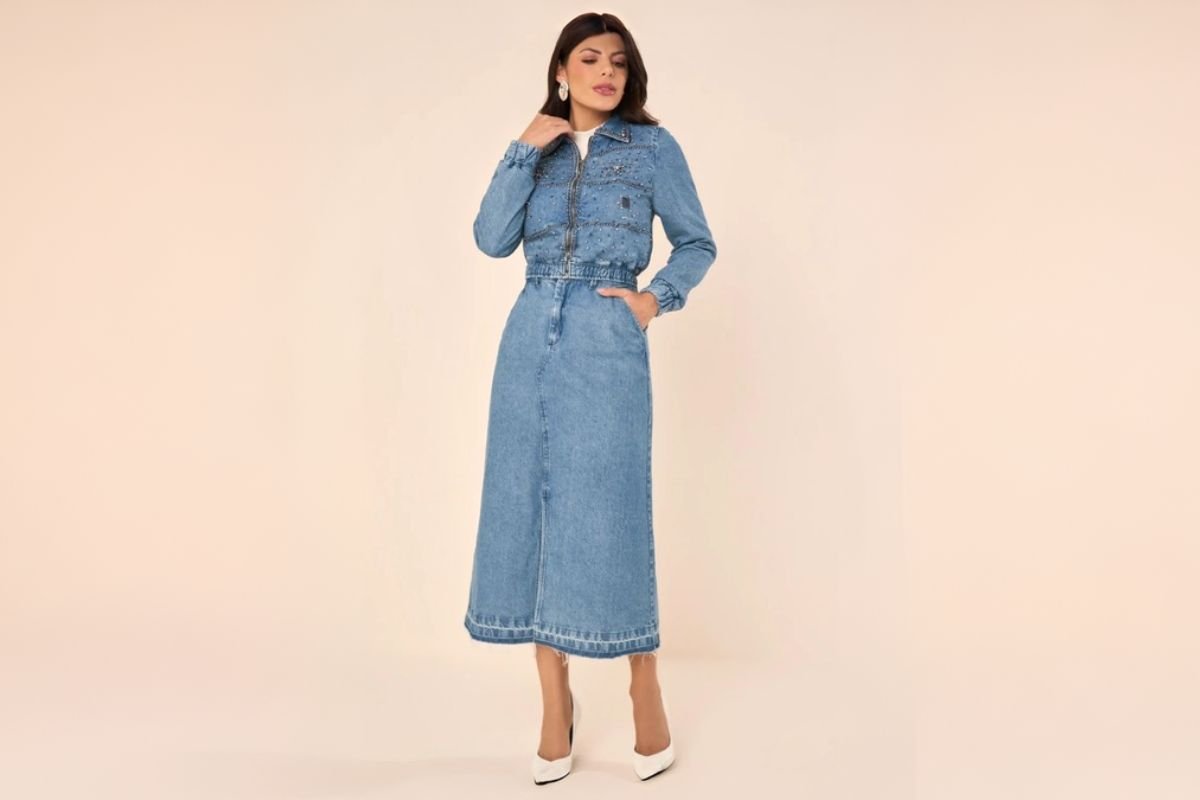 modelo usando conjunto jeans
