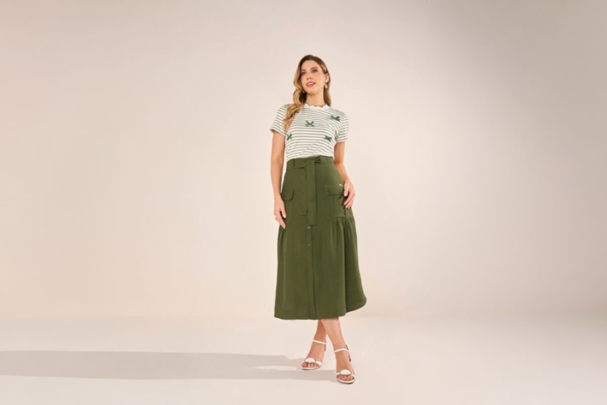 modelo usando saia midi verde e blusa