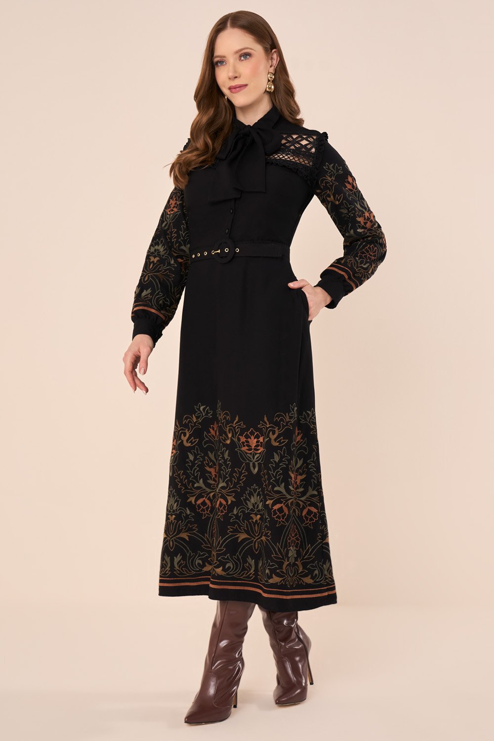Vestido Midi com Bordado Industrial e Gola Laço Preto - Fascinius