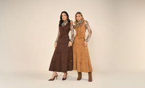 mulheres usando conjuntos coordenados