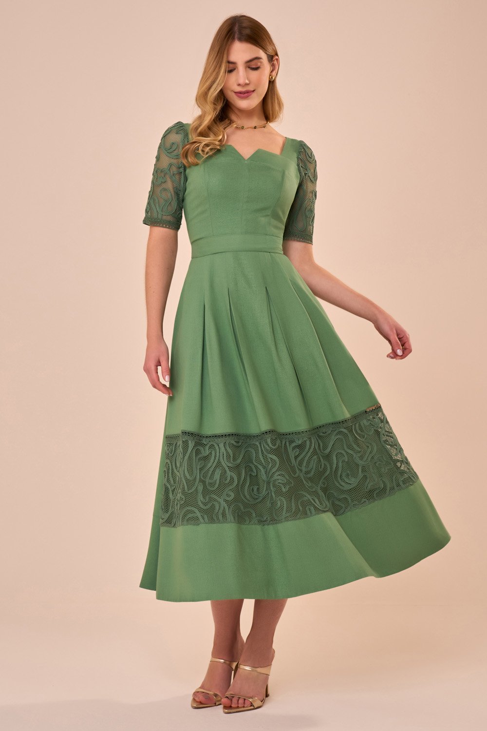 Vestido Midi Evasê com Bordado Soutache e Amarração nas Costas Verde