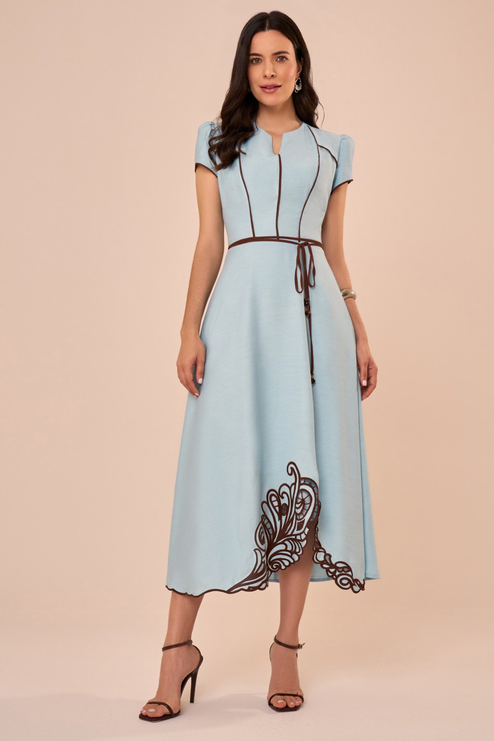 Vestido Midi Evasê com Manga Japonesa e Bordado na Barra Azul