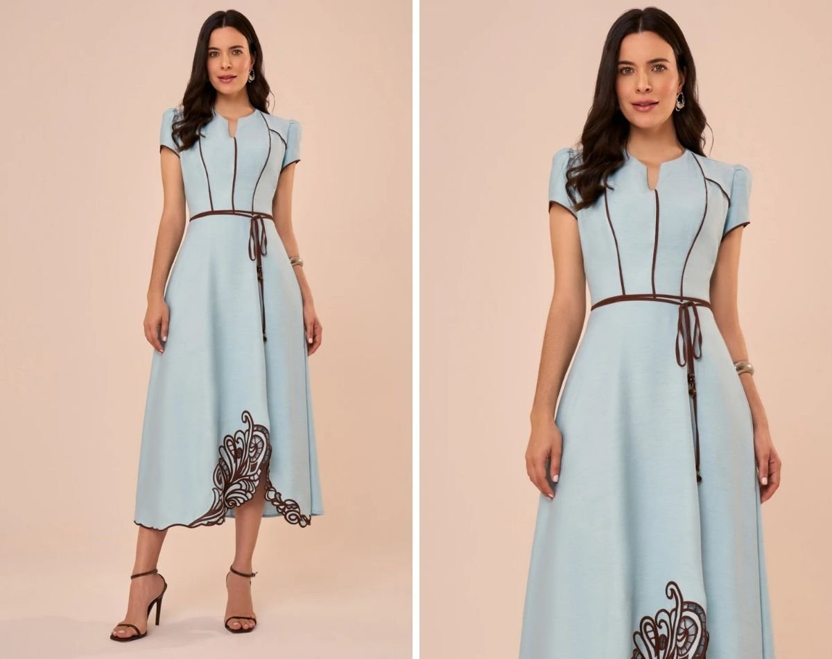 modelo usando vestido midi azul e cinto